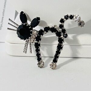 Whimsical Black Rhinestone Silvertone Cat Brooch